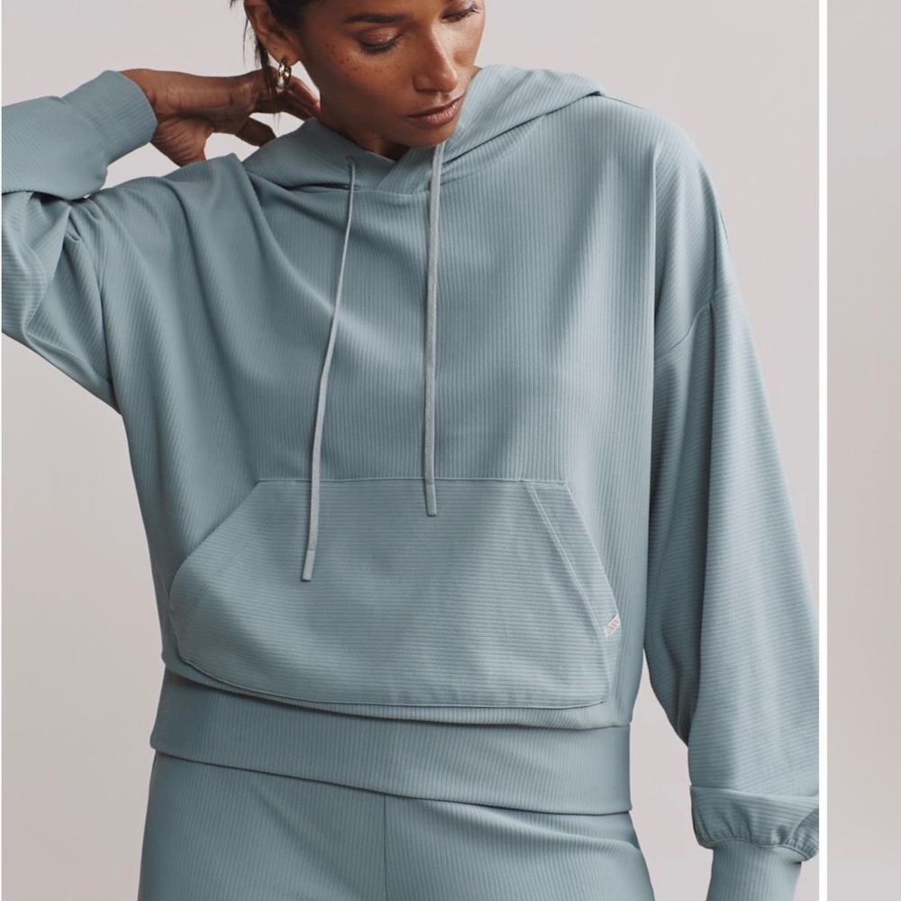 Rhone Blue Hue Ripple Hooded Sweatshirt (M) and matching 7/8 pocket leggings (S)